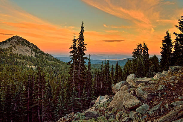 almanor 湖やバックカントリー、ラッセン国立公園 - lassen volcanic national park ストックフォトと画像