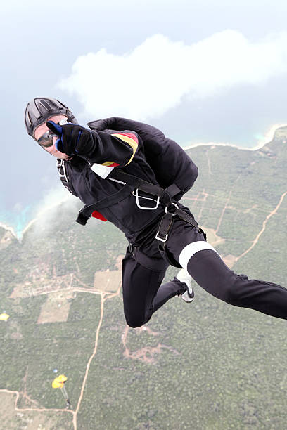 parachutist in aria - skydiving air aerial view vertical foto e immagini stock