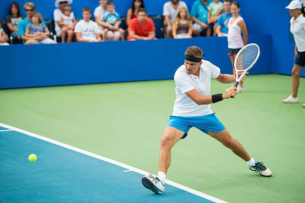 tenista profesional en acción - tennis serving sport athlete fotografías e imágenes de stock