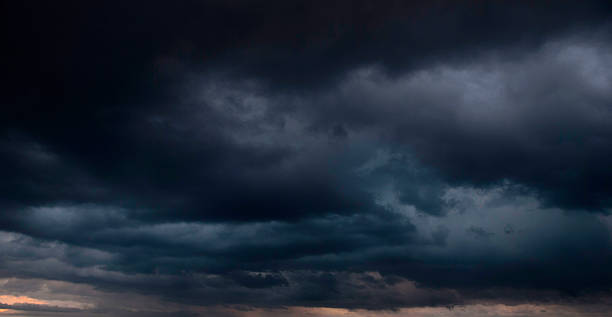 dramatischer dunkler stürmischer himmel - vanishing point summer cloud sky stock-fotos und bilder