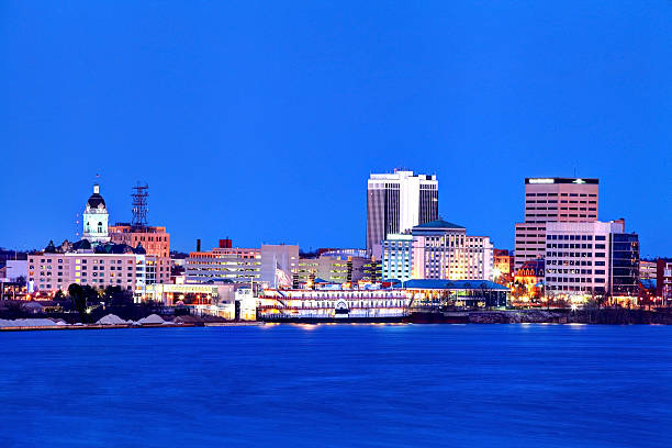 Evansville, Indiana Skyline Evansville is a city in and the county seat of Vanderburgh County, Indiana, United States indiana photos stock pictures, royalty-free photos & images