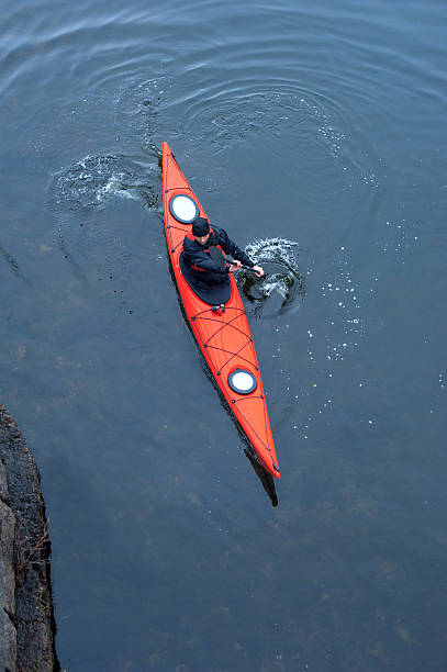 каякинг на реку, вид из above02 - rowboat river lake nautical vessel стоковые фото и изображения