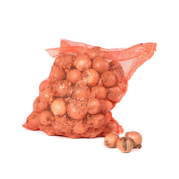 zwiebeln in netzgewebe tasche - onion bag netting vegetable stock-fotos und bilder