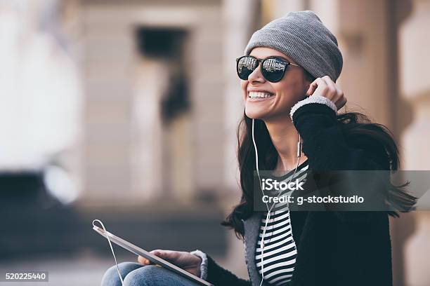 Música Que Su Día Foto de stock y más banco de imágenes de Auriculares - Equipo de música - Auriculares - Equipo de música, Estilos de vida, Ciudad