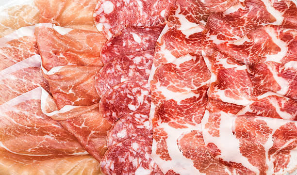 composizione di antipasti italiani stagionato tipi di carne - bresaola foto e immagini stock