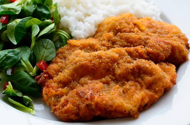 milanesa con una ensalada y el arroz, detalle - viennese schnitzel fotografías e imágenes de stock