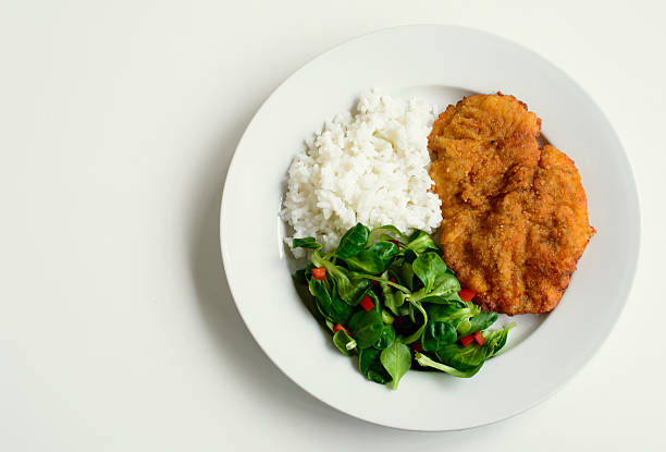 schnitzel, reis und salat von oben - schnitzel cutlet meat isolated on white stock-fotos und bilder