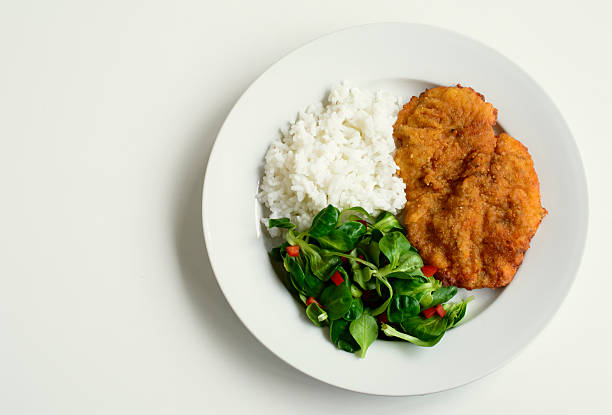 milanesa, arroz y ensalada desde arriba - viennese schnitzel fotografías e imágenes de stock