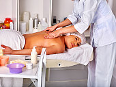 mittleren-alter-frau-im-wellness-werden-