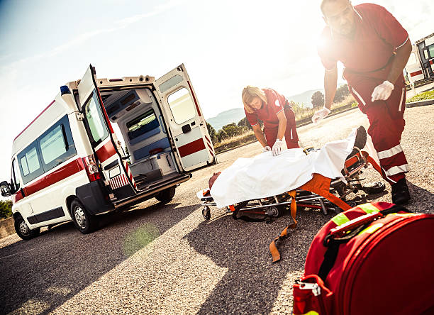 emt team fornire primo soccorso su strada - accident auto accidents car ambulance foto e immagini stock