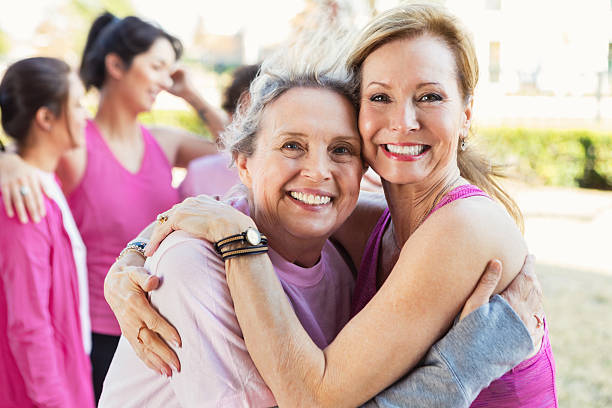 amigos abraço no evento de beneficência - womens issues imagens e fotografias de stock