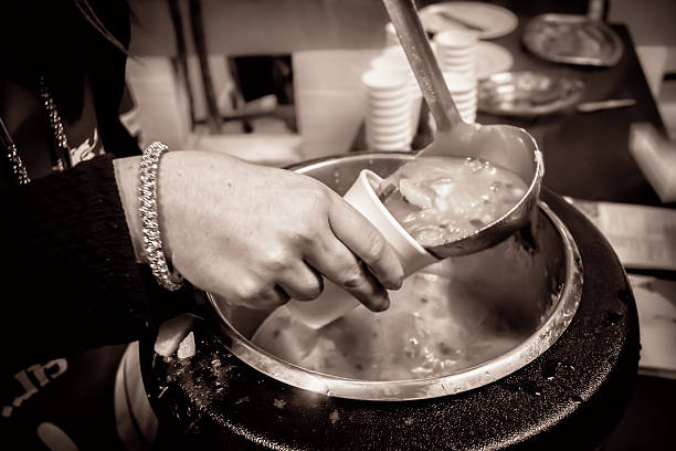 suppe, gegossen in eine tasse (einfarbig - schnelle suppen stock-fotos und bilder