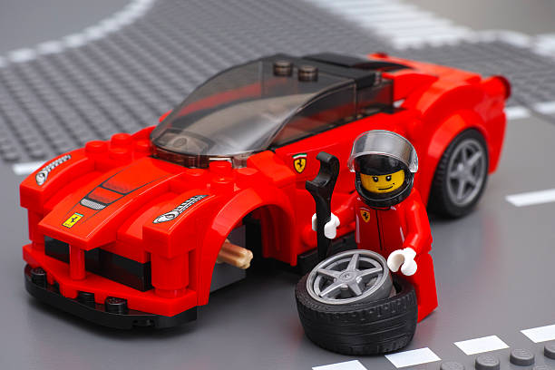 motorista de minifigure de lego é a fixação de laferrari rodas - formula one racing - fotografias e filmes do acervo