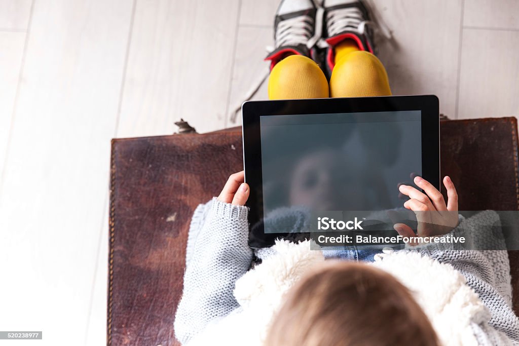 Utilizzando un tablet - Foto stock royalty-free di Bambino