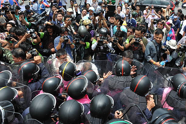 protesters enfrentar polícia - golpe de estado imagens e fotografias de stock
