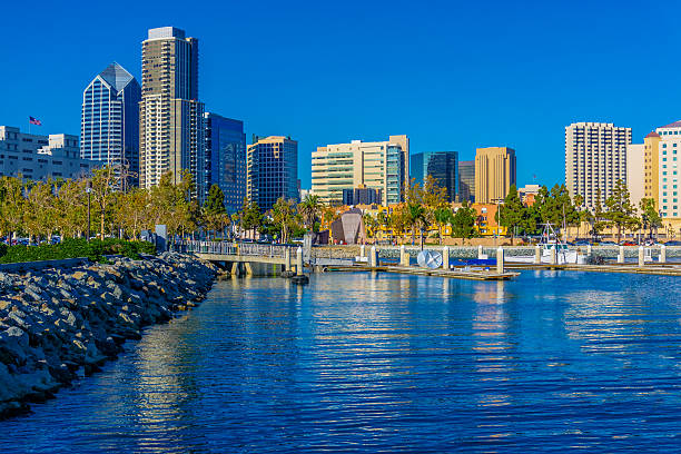 небоскребов сан-диего с видом на водную гладь и гавань, ca p) - san diego bay san diego california skyline waterfront стоковые фото и изображения