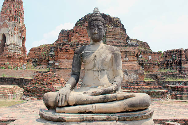 antiga buda no templo de wat mahathat em ayudhaya, tailândia - ratchaburana - fotografias e filmes do acervo