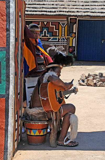 zulu y ndebele personas, el sur de áfrica. - south africa africa african music african descent fotografías e imágenes de stock