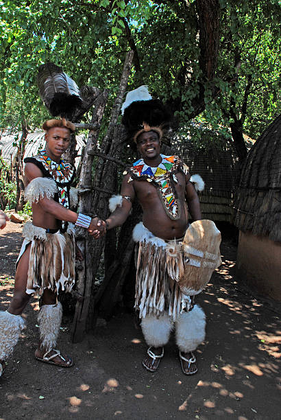 zulu hombres, sudáfrica - south africa zulu bead african descent fotografías e imágenes de stock