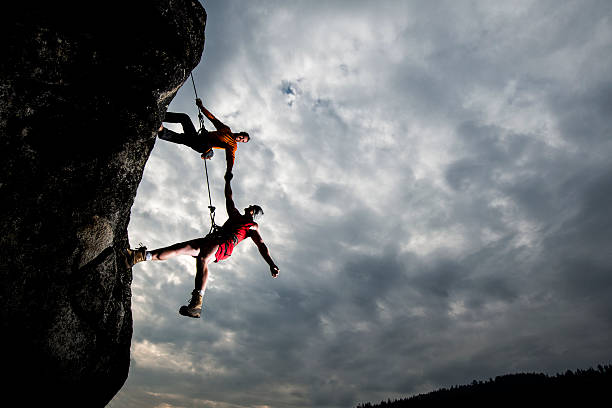 rock alpinista ajudar mais - mountain climbing rock climbing adventure incentive - fotografias e filmes do acervo