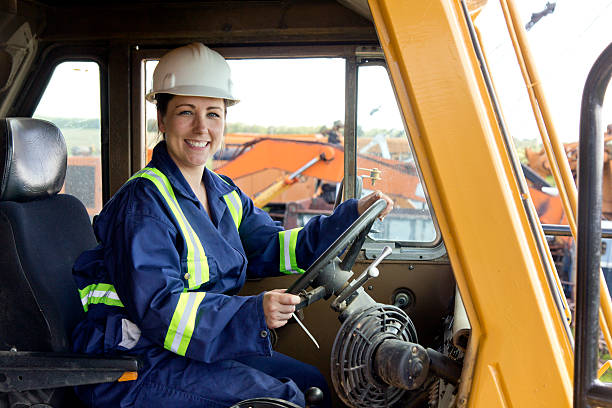 trabalhador da construção civil feminino amigável - mining engineer oil industry construction site imagens e fotografias de stock