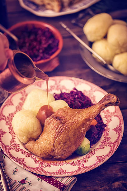 tradicional alemán vacaciones ánsar la cena con bolas de masa y col lombarda - goose roasted goose meat spit roasted fotografías e imágenes de stock