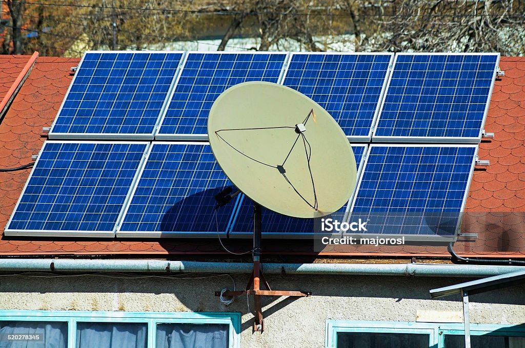 Solarkollektoren und Satellitenfernsehen - Lizenzfrei Antenne Stock-Foto