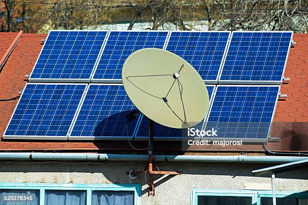 Solarkollektoren Und Satellitenfernsehen Stockfoto und mehr Bilder von Antenne - Antenne, Außenaufnahme von Gebäuden, Bauwerk