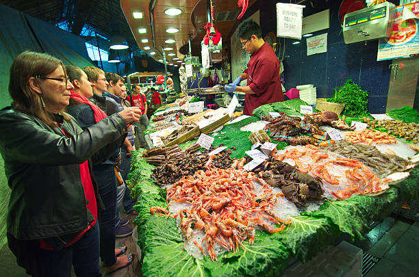 gens shopping pour fruits de mer de barcelone, la boqueria marke - market stall spain fruit trading photos et images de collection