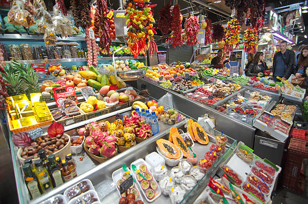 gens dans les boutiques de barcelone marché de la boqueria - market stall spain fruit trading photos et images de collection