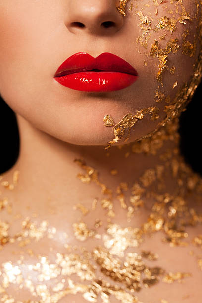 piękne kobiety czerwone usta złoto płatkowe - christmas women human lips female zdjęcia i obrazy z banku zdjęć