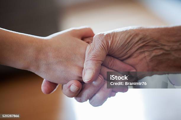 Handshake Der Großmutter Und Enkel Stockfoto und mehr Bilder von Hände schütteln - Hände schütteln, Privatsphäre, Abgeschiedenheit