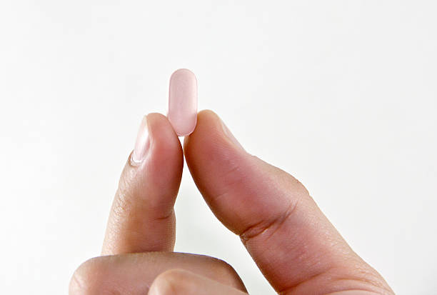 täglich tabletten, arzneimittel, zusatzpräparate - pink pill stock-fotos und bilder