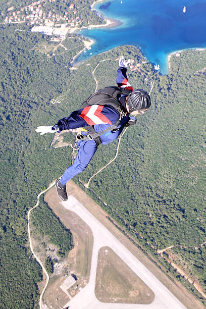 skydiver in der - skydiving air aerial view vertical stock-fotos und bilder