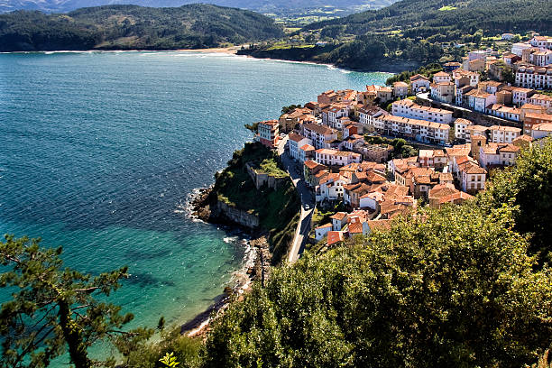 pueblo de lastres - asturiana fotografías e imágenes de stock