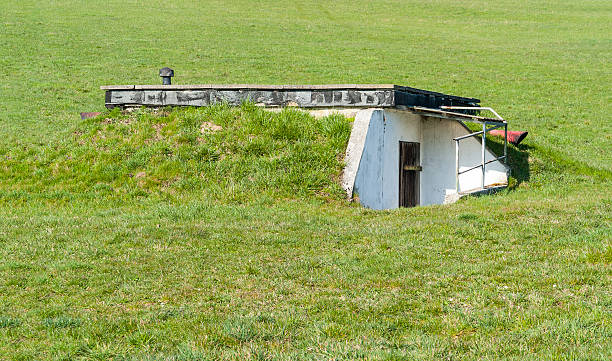 repleto de vegetação bunker - hayfield imagens e fotografias de stock