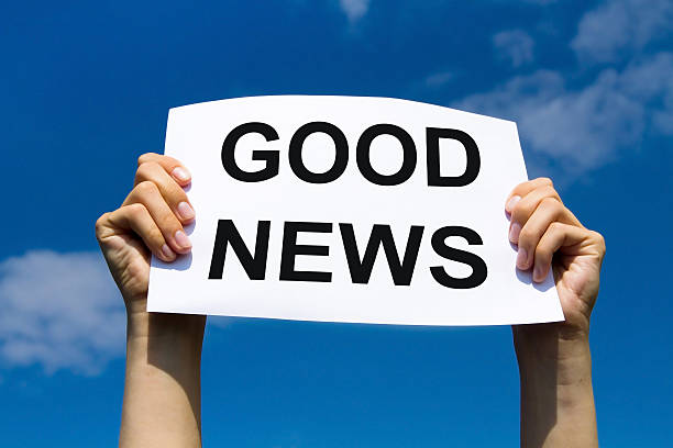 good news good news, hands holding paper with text concept, positive media good news stock pictures, royalty-free photos & images