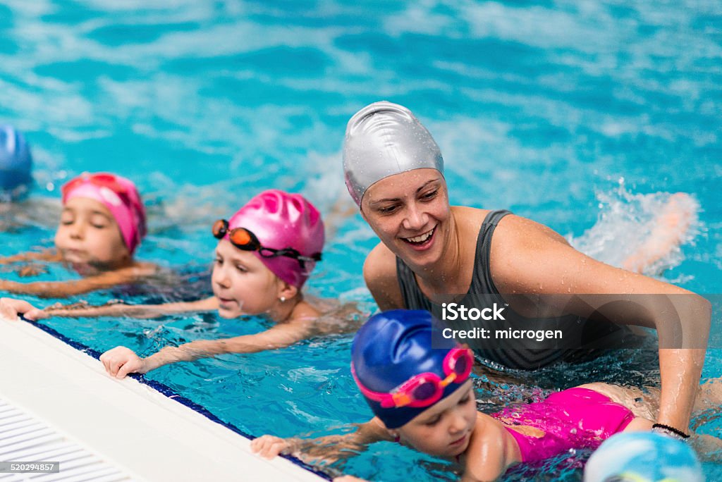 Scuola di nuoto - Foto stock royalty-free di Nuoto