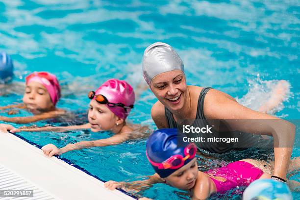 Scuola Di Nuoto - Fotografie stock e altre immagini di Nuoto - Nuoto, Bambino, Imparare