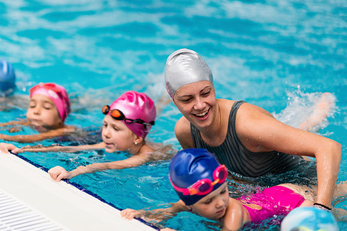 Swimming school - Swimming instructor with children