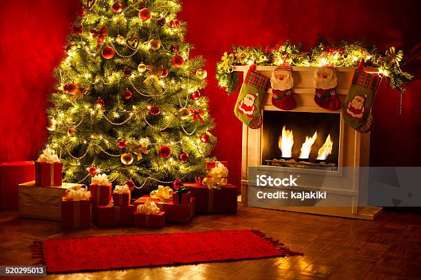 Árbol De Navidad Foto de stock y más banco de imágenes de Cuarto de estar - Cuarto de estar, Árbol de navidad, Adorno de navidad