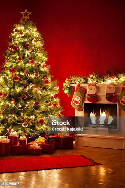 Árbol De Navidad Foto de stock y más banco de imágenes de Árbol de navidad - Árbol de navidad, Navidad, Chimenea - Construcción para calentarse