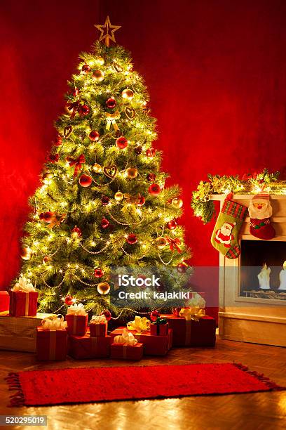 Árbol De Navidad Foto de stock y más banco de imágenes de Chimenea - Construcción para calentarse - Chimenea - Construcción para calentarse, Interior de la casa, Árbol de navidad