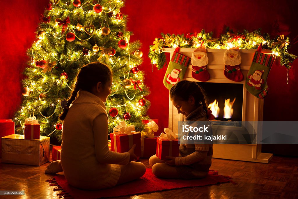 Abrir una Navidad presenta - Foto de stock de Intercambiar libre de derechos