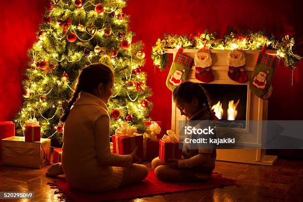 Abrir Una Navidad Presenta Foto de stock y más banco de imágenes de Intercambiar - Intercambiar, Regalo, Medias de navidad