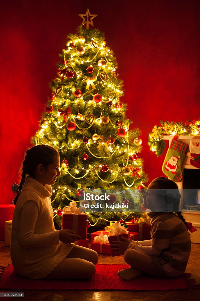 Abrir una Navidad presenta - Foto de stock de 10-11 años libre de derechos