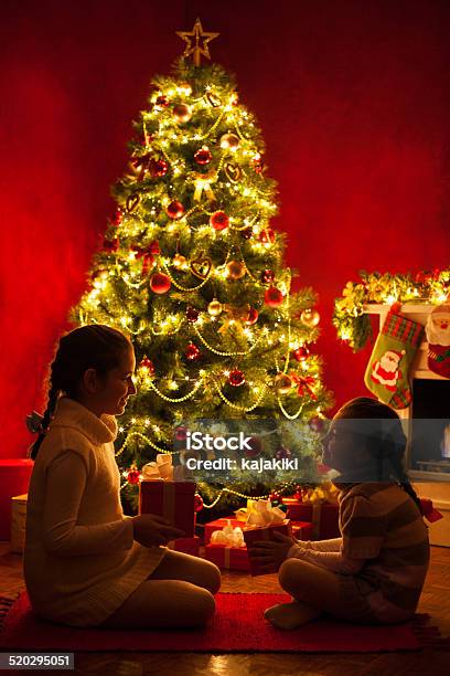 Abrir Una Navidad Presenta Foto de stock y más banco de imágenes de 10-11 años - 10-11 años, 6-7 años, Abrir