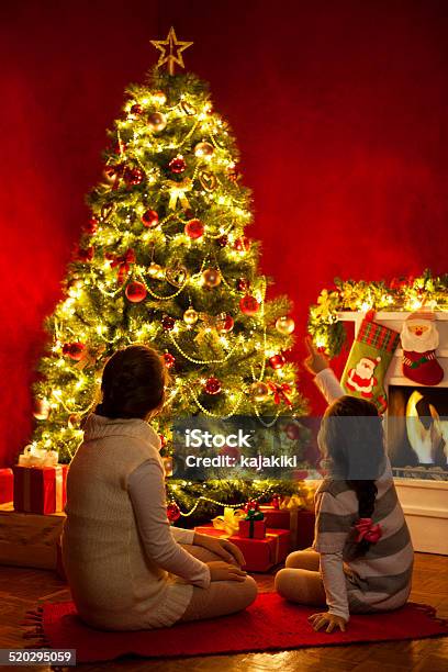 Noche De Navidad Foto de stock y más banco de imágenes de Chimenea - Construcción para calentarse - Chimenea - Construcción para calentarse, Árbol de navidad, 10-11 años