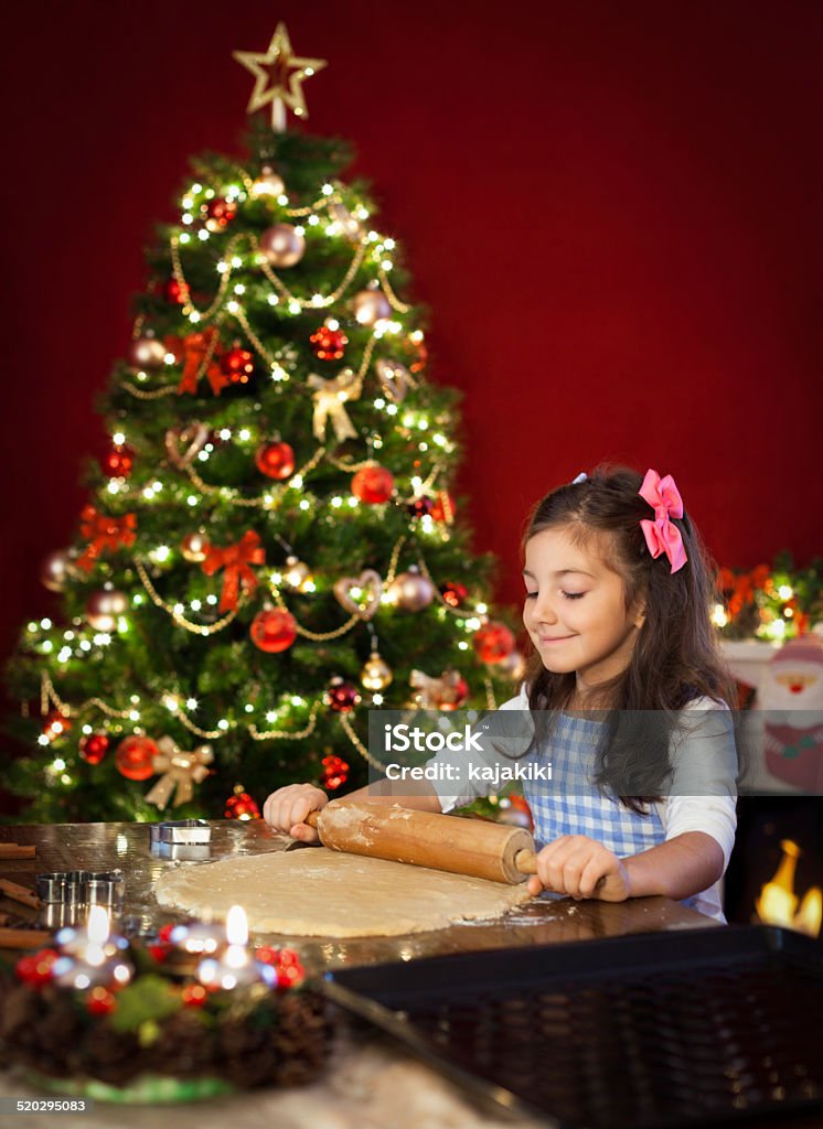 Hornear galletas de Navidad - Foto de stock de Niño libre de derechos