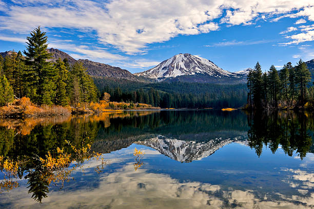 lago manzanita e lassen pico, parque nacional lassen - mt lassen imagens e fotografias de stock